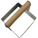 Emporte pièce inox pour miel en section vue plongeante, manche en bois