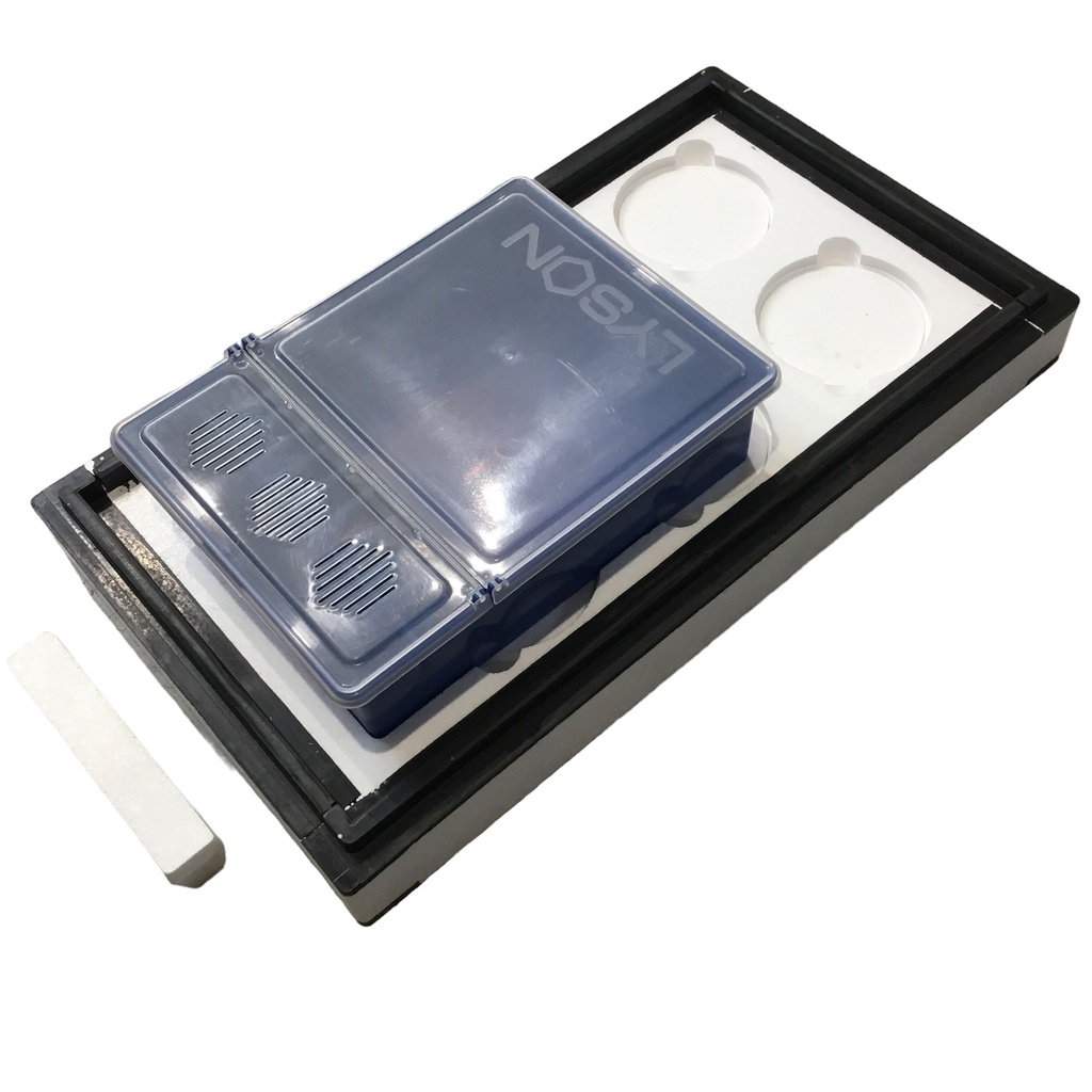 Couvre-cadres pour ruchette d'élevage Lyson avec le nourrisseur posé