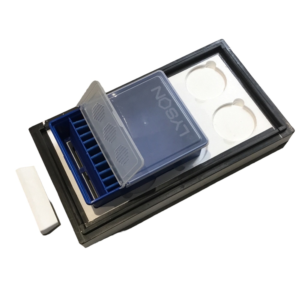 Couvre-cadres pour ruchette d'élevage Lyson avec le nourrisseur posé position ouverte