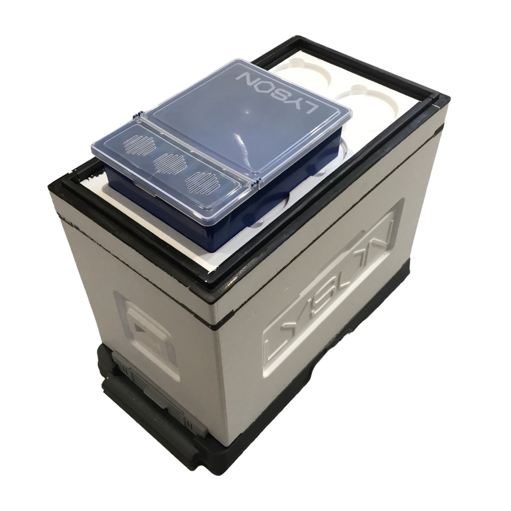 Couvre-cadres pour ruchette d'élevage Lyson avec le nourrisseur posés sur la ruchette