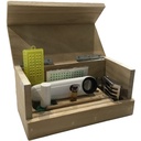 Coffret en bois avec un exemple non contractuel d'objets à y mettre