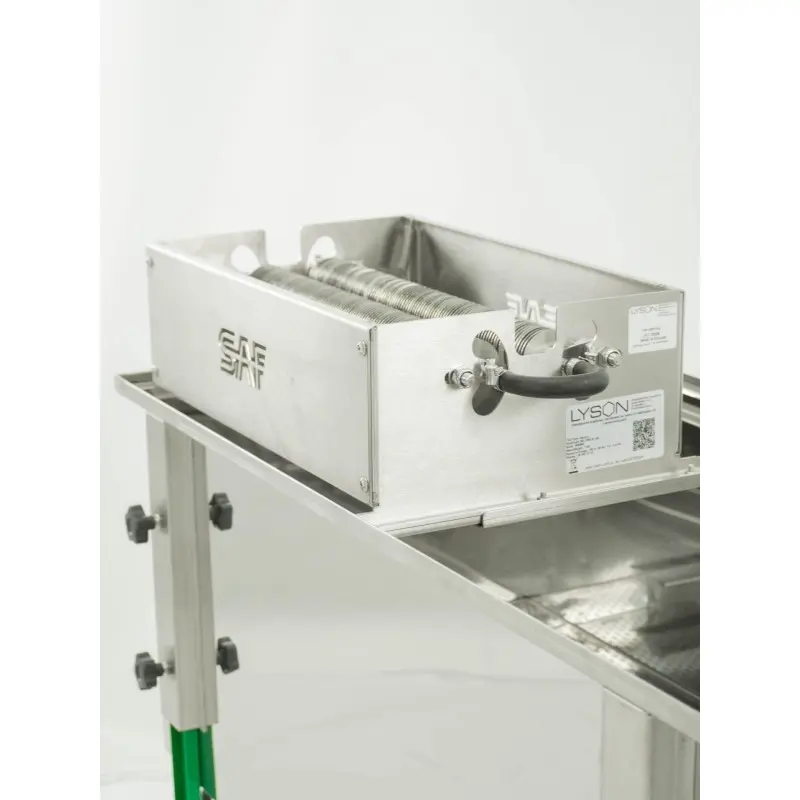 SN_795-machine-desoperculer-vapeur-SAF-rotary-disc-uncapping-machine-with-steam-generator (2).webp