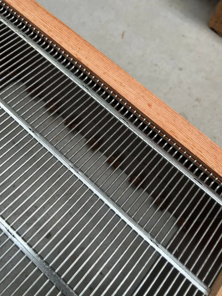 grille à reine encadrée bois dadant 10 cadres simple paroi. (2).webp