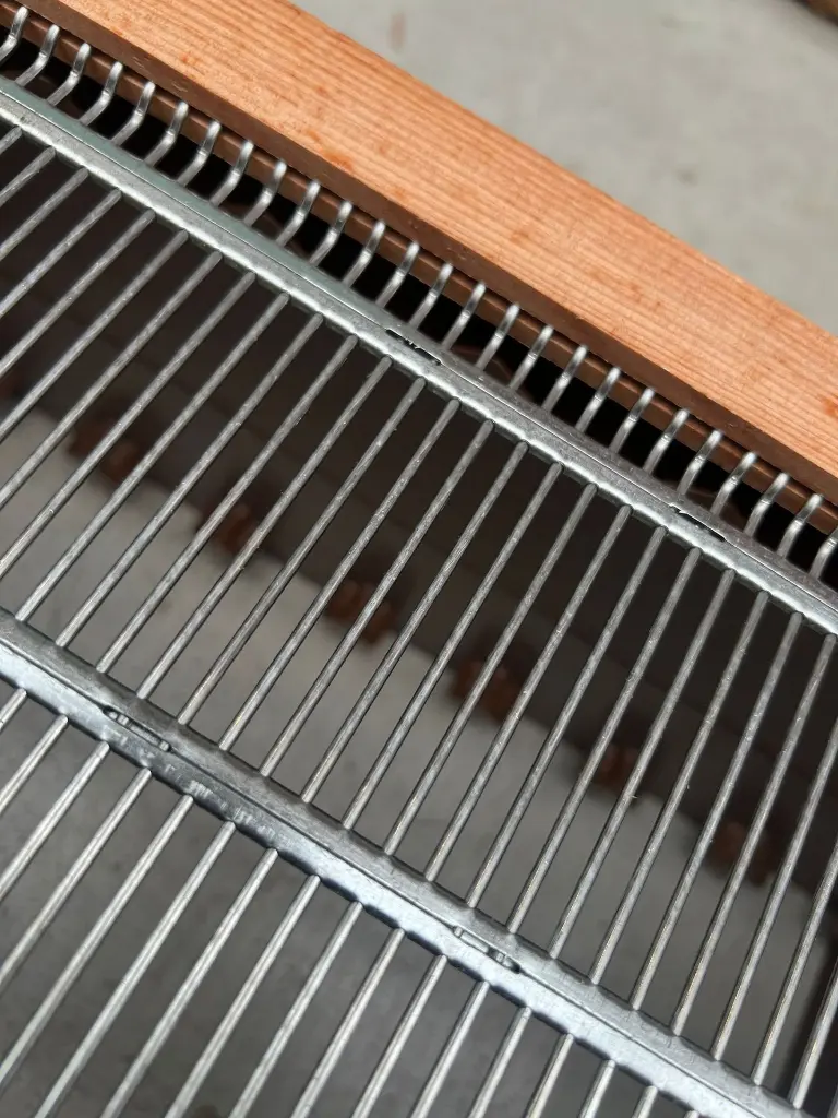 grille à reine encadrée bois dadant 10 cadres simple paroi. (1).webp