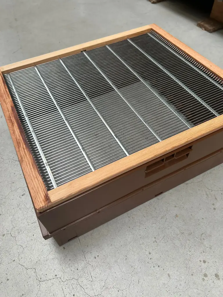 Grille à reine encadrée BOIS pour ruche Dadant 10 cadres
